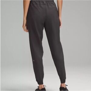Lululemon License to Train Women's high waist Jogger Pant, size 6